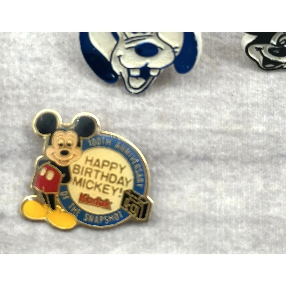 LOT OF VINTAGE DISNEY COLLECTIBLES‎ -90'S WATCHES/70'S PLASTIC RINGS/MICKEY PIN
